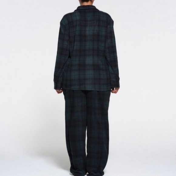 SKIMS Unisex Super Soft Dark Green Flannel Pajama Set - Picture 3 of 9